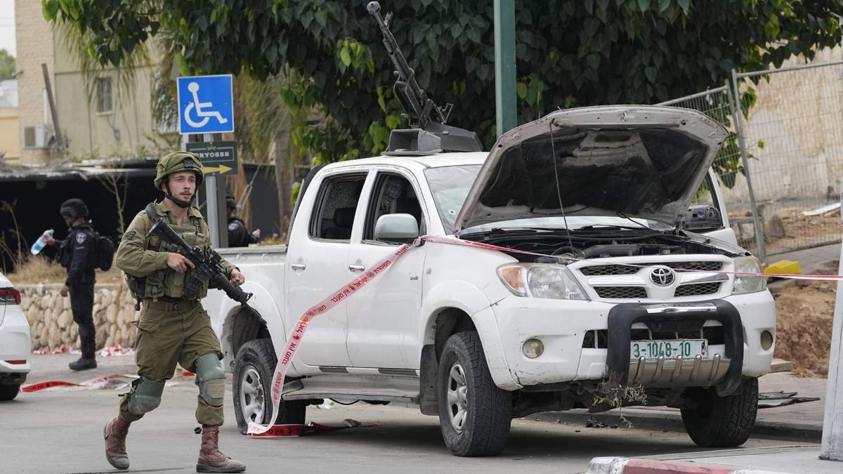 ARCHIVO - Un soldado israelí pasa junto a una camioneta utilizada por milicianos palestinos en Sderot, Israel, el sábado 7 de octubre de 2023. El ejército israelí dijo el lunes 22 de abril de 2024 que el jefe de su inteligencia militar había dimitido por los fallos asociados al ataque del 7 de octubre
