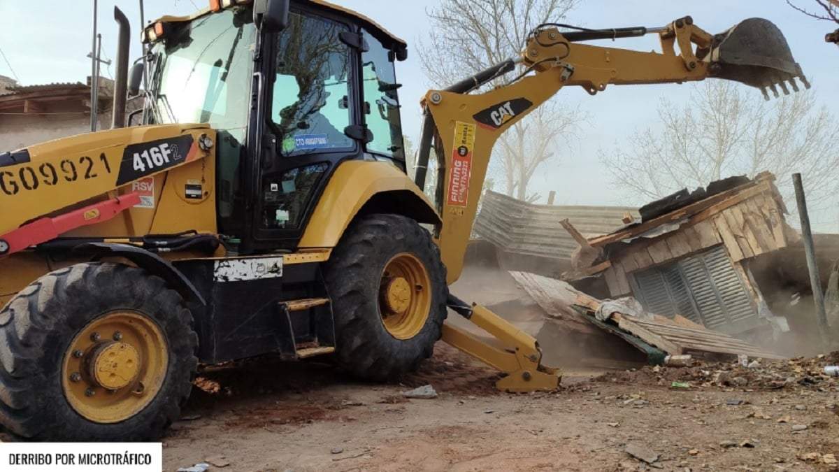 Una retroexcavadora en plena acción, para demoler la vivienda que se utilizaba como kiosco de narcomenudeo. Fuente (MPF)