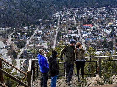 Se autorizará el turismo grupal en vacaciones de invierno y la Patagonia alzó su número de reservas