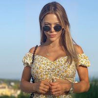 Desde el balcón y con mucho estilo, Evangelina Anderson lució su deslumbrante figura ante la cámara