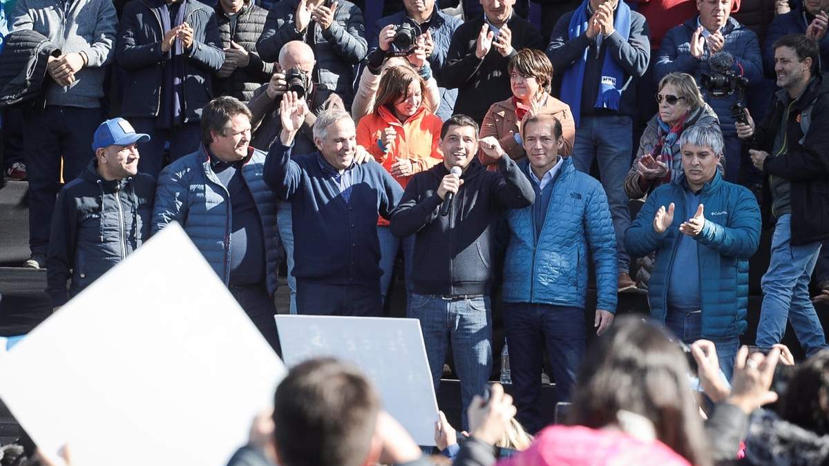 Los principales referentes de la lista azul en el escenario montado en Villa el Chocón. Fuente: (Twitter)