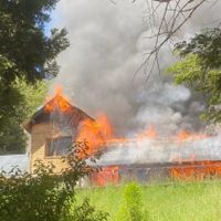 Un Incendio destruyó una vivienda de Alto Manzano y amenazó con extenderse a un bosque