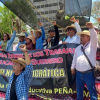 El magisterio marcha en Guerrero para exigir la derogación de la Ley del ISSSTE de 2007