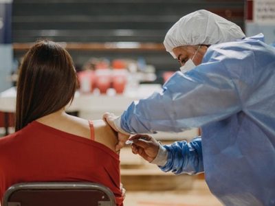 Vacunación de terceras dosis a mayores de 50 años y personal de Salud: conocé el cronograma