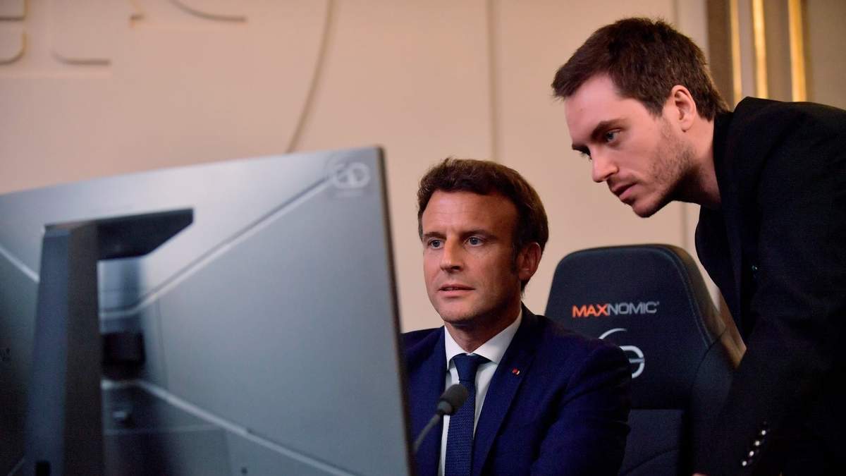 Emmanuel Macron juega un videojuego a un costado de Adrien Nougaret, mejor conocido como ZeratoR, en 2022