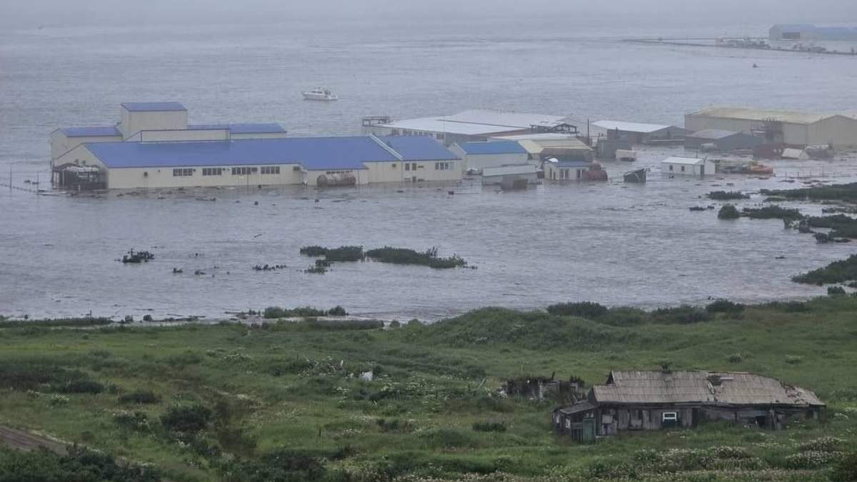 Las primeras olas de un tsunami en las costas de Kamchatka, Rusia