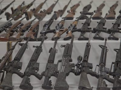 México inicia batalla legal contra empresas fabricantes de armas en EU por el trasiego ilegal
