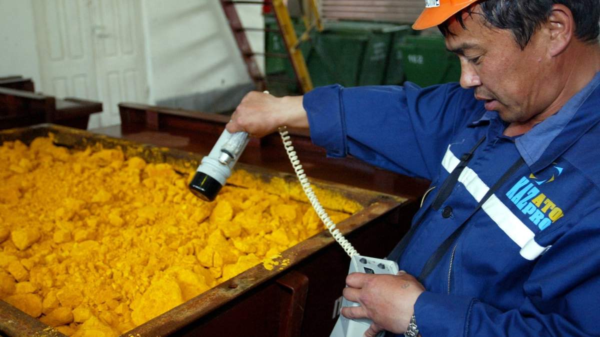 Trabajador mira la radiación en Kazahstan. Fuente: (Reuters)