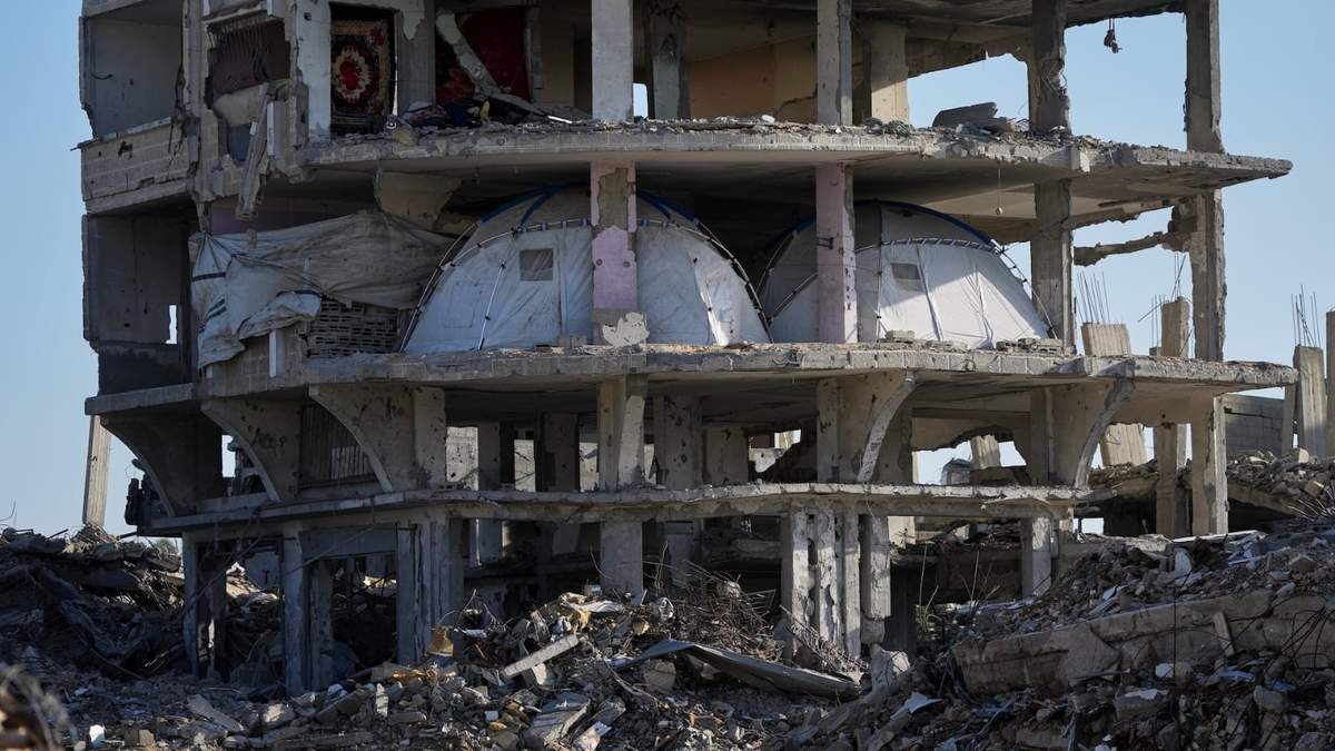 Tiendas de campaña dentro de un edificio de apartamentos destruido en Jan Yunis, en el sur de la Franja de Gaza