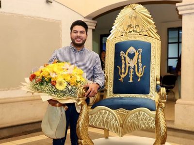 Sinaloa: alcalde de Elota presume “silla presidencial” que recibió como “regalo”