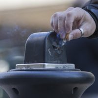 Francia prohibirá fumar en las playas, parques y bosques