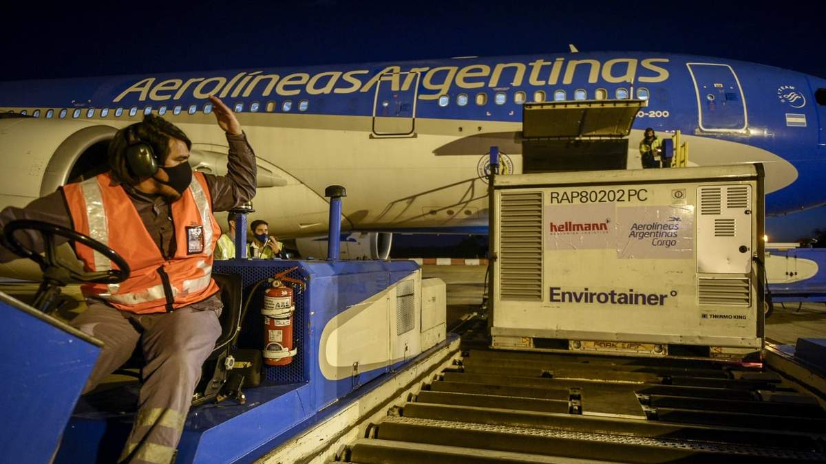 Un avión de Aerolíneas Argentinas en Ezeiza tras culminar uno de los envíos de vacunas. Fuente: (Twitter)