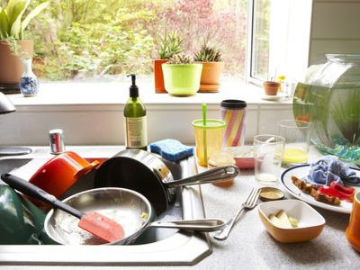 No gastes en productos caros: hacé tu propio spray desengrasante para la cocina con solo 4 ingredientes