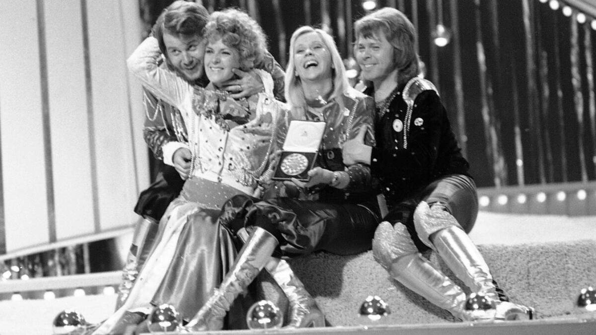 En esta fotografía de archivo del 6 de abril de 1974, el grupo pop sueco ABBA celebra su victoria en el Festival de la Canción de Eurovisión de 1974 con su canción "Waterloo"