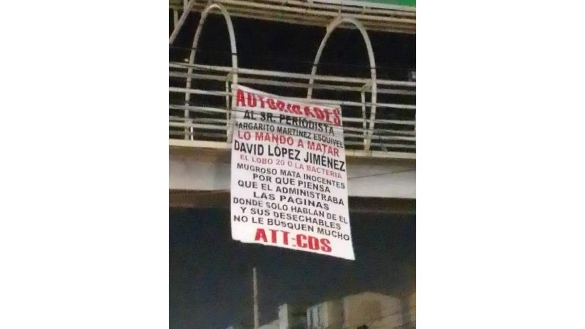 Una de las narcomantas colgadas en un puente de Tijuana