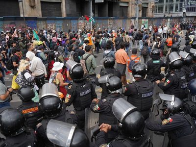 Policías evitan que la tercera manifestación contra la gentrificación llegara a embajada de EU