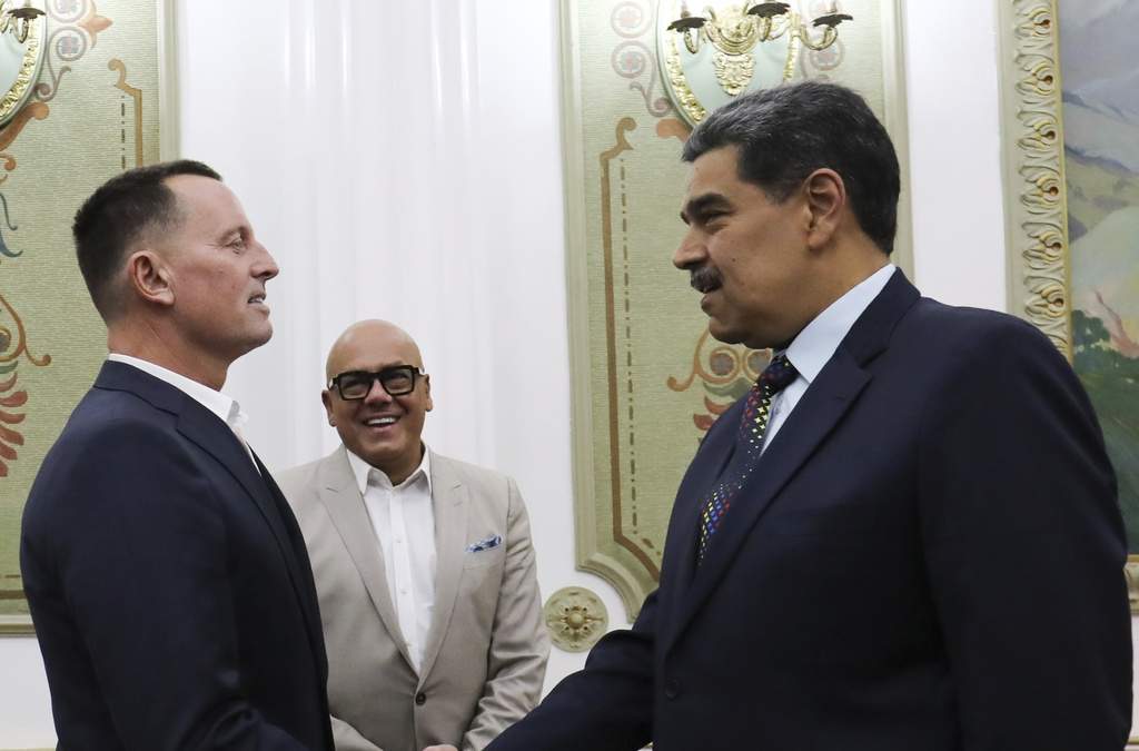 Richard Grenell y Nicolás Maduro estrechan la mano, con Jorge Rodríguez, presidente de la Asamblea Nacional, detrás de ellos