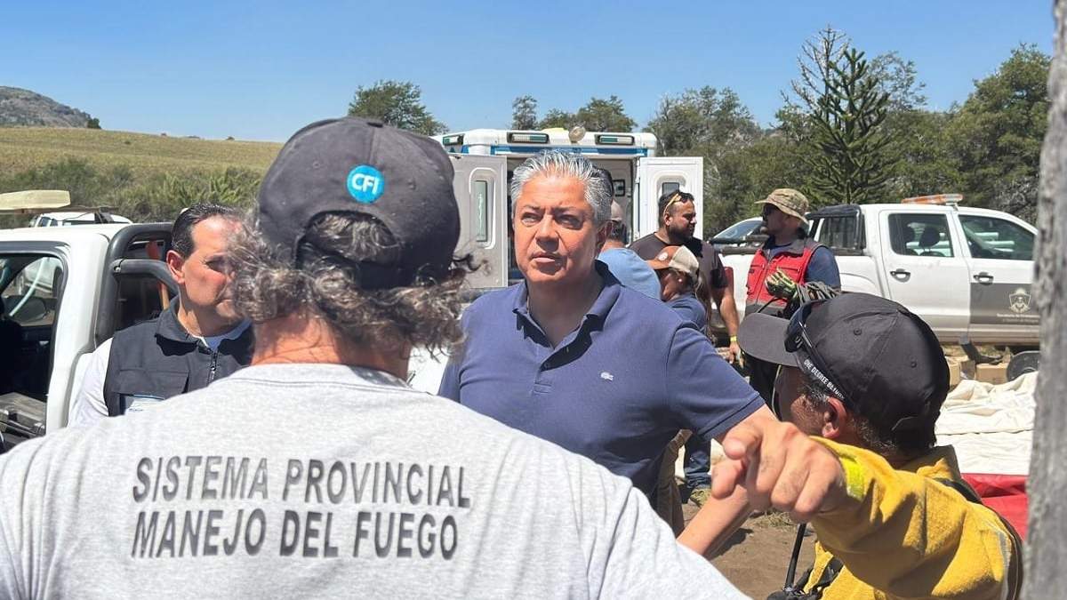 El gobernador Figueroa visitó a los combatientes del incendio en Valle Magdalena. Fuente (Neuquén Informa)