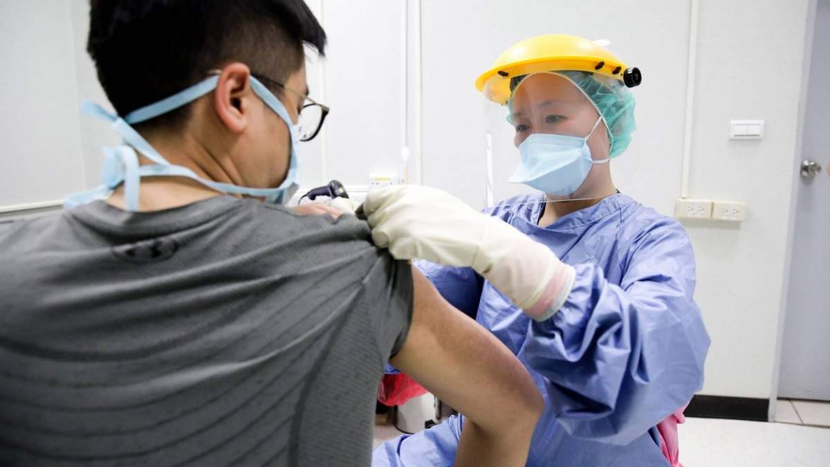 Una sanitaria japonesa aplica una vacuna contra el coronavirus en Tokio. Fuente: (Twitter)