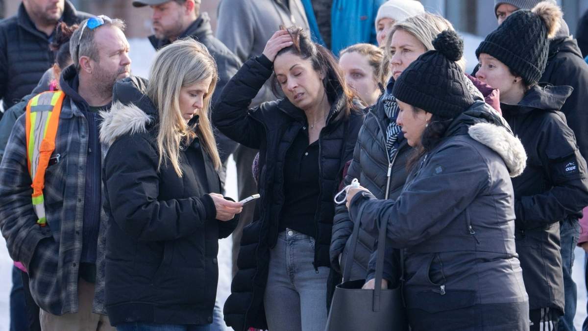 Padres esperan noticias después de que un autobús se estrellara contra una guardería en Laval, Quebec