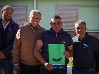 Figueroa entregó escrituras en Cochico y aseguró que se terminó una espera de décadas
