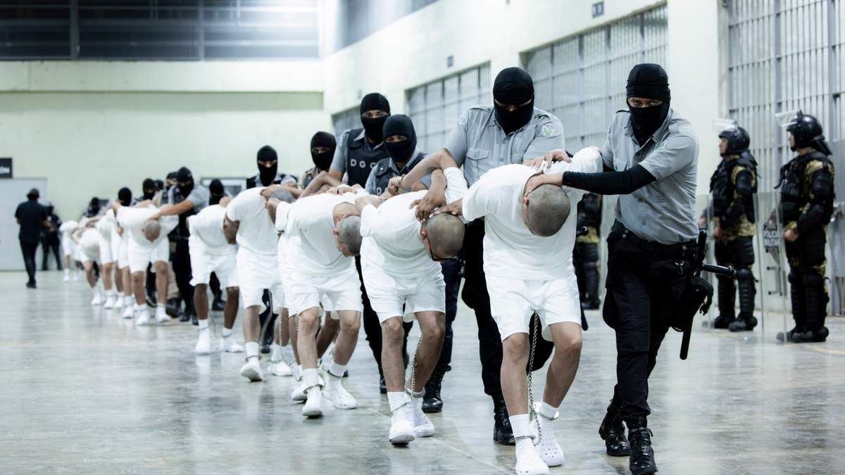 Guardias penitenciarios trasladan a deportados de Estados Unidos, presuntos pandilleros venezolanos, al Centro de Confinamiento del Terrorismo, Tecoluca, El Salvador