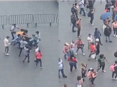 Comerciantes ambulantes arman campal en Zócalo de la CDMX por espacios para vender (Videos)