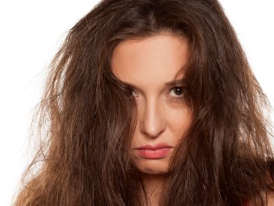 Con algo que no falta en tu baño y sin gastar fortuna, así podés eliminar el frizz en tu cabello