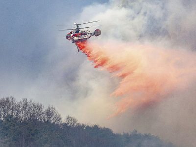 Bomberos surcoreanos despliegan helicópteros ante reactivación de incendios
