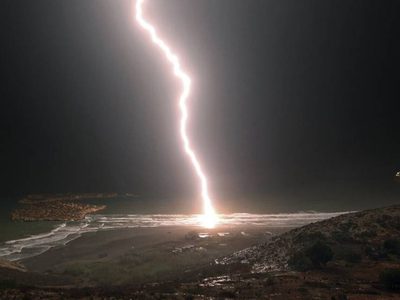 Un fuerte rayo asustó y dejó sin luz a Centenario