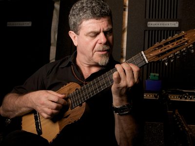 Santaolalla recibe premio especial de los Latin Grammy dedicado al servicio de la música