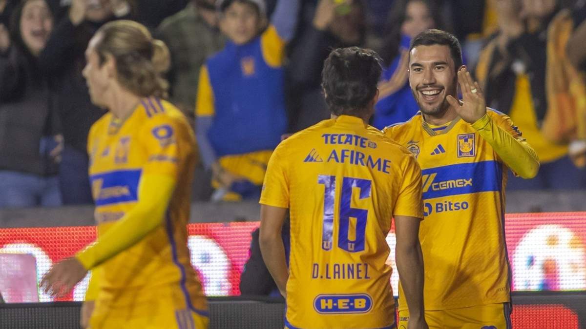 Juan Pablo Vigon de Tigres festeja un gol ante los Pumas