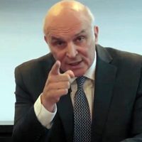 Denuncian que José Luis Espert fue salvado por un barrabrava con una causa por intento de homicidio en el acto de Lomas de Zamora