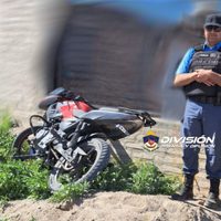Delincuentes iban en una moto robada y los detuvieron