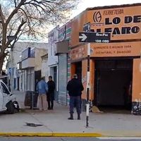 Accidente en General Paz y Av. del Trabajo: un vehículo atravesó una vidriera y causó dos heridos