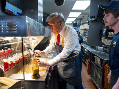 Trump trabaja en la freidora de un McDonald's (Video)