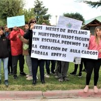 Protesta en Zapala: 50 alumnos se quedaron sin bancos en la EPET 15
