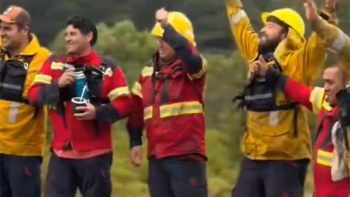 La lluvia dio algo de alivio temporal a los brigadistas
