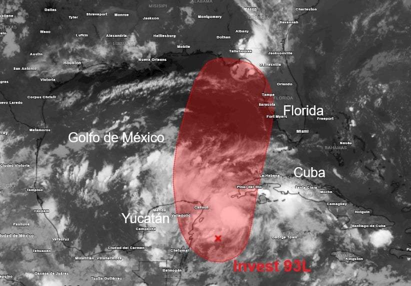 Imagen infrarroja con el centro de bajas presiones vigilado por el NHC, al sureste de Yucatán