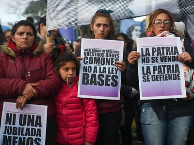 Gremios marchan al Congreso en rechazo a la Ley de Bases
