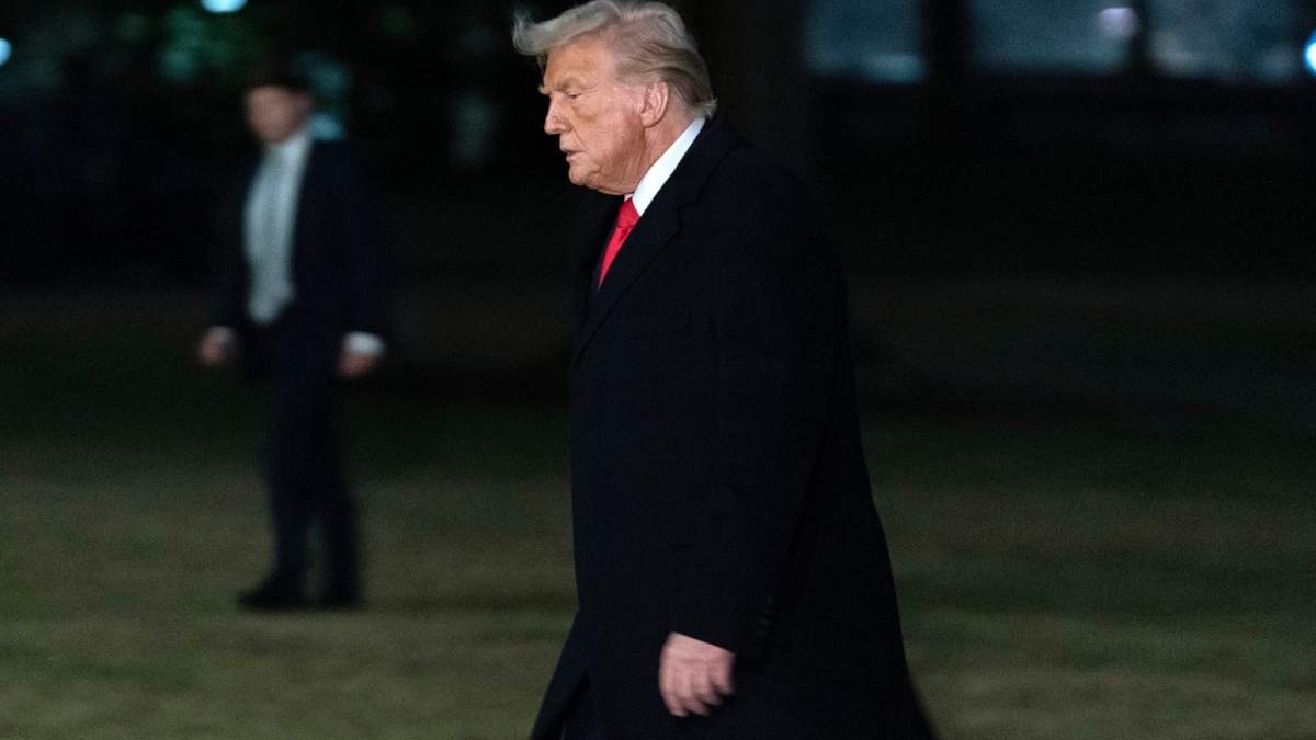 El presidente Donald Trump llega al Jardín Sur de la Casa Blanca, en Washington, el 10 de febrero de 2025