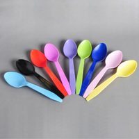 Sin desperdiciar ni un pedacito y con solo cucharitas plásticas: creá este marco de espejo muy fashionista