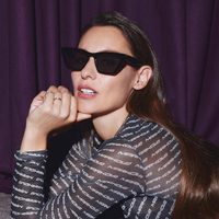 Pampita impone el brillo en clave sastrera: el outfit ideal para llevar de día o de noche