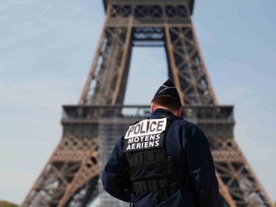 Detiene a un hombre tras escalar la Torre Eiffel y saltar en paracaídas