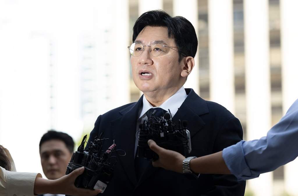 Bang Si-Hyuk, presidente de Hybe, responde a preguntas de los periodistas en la comisaría de la Policía Metropolitana de Seúl, en Corea del Sur