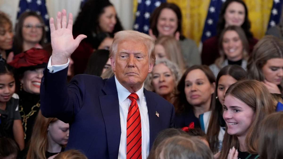El presidente Donald Trump saluda tras firmar un orden ejecutiva que prohíbe la participación de atletas transgénero en competiciones de mujeres
