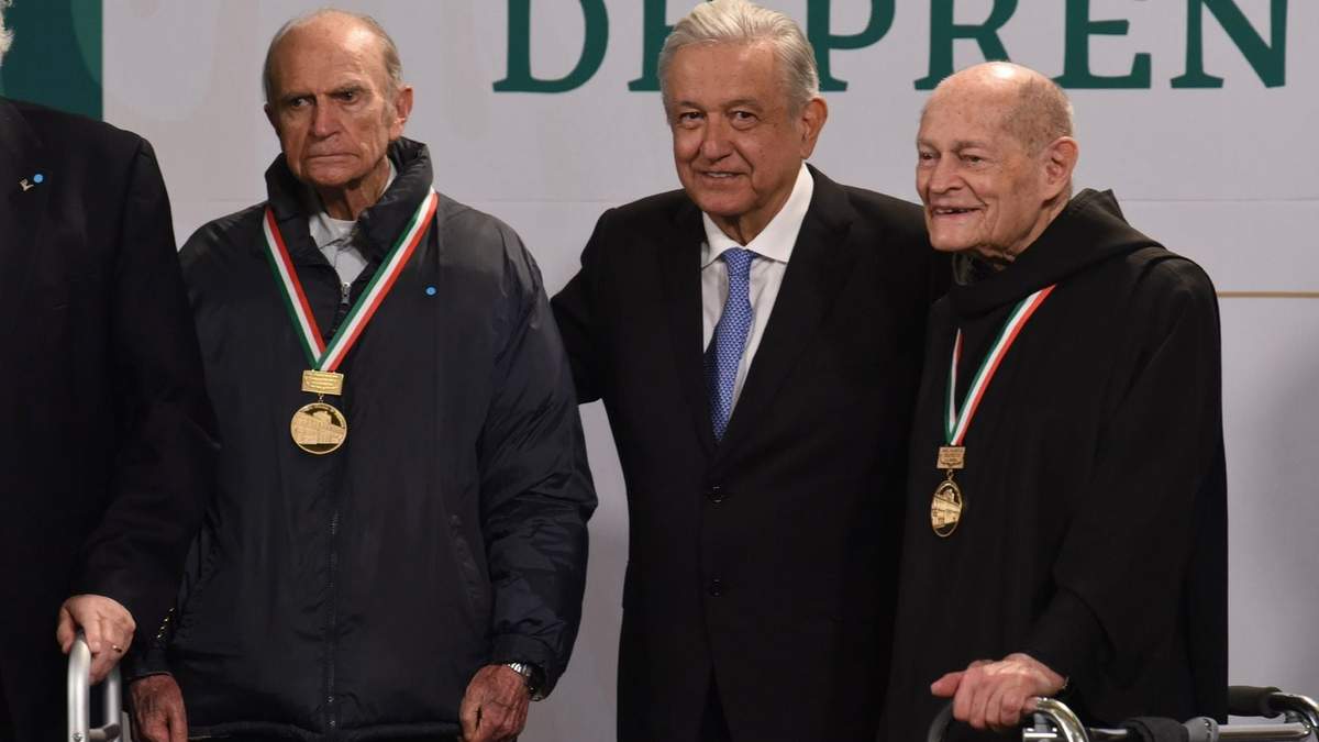 AMLO con los ganadores del premio nacional de Ingeniería y Arquitectura 2020