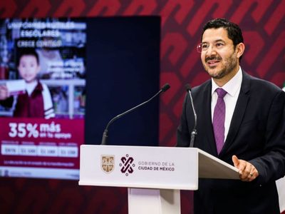 Martí Batres compara a opositores de los libros de texto con el Ku Klux Klan