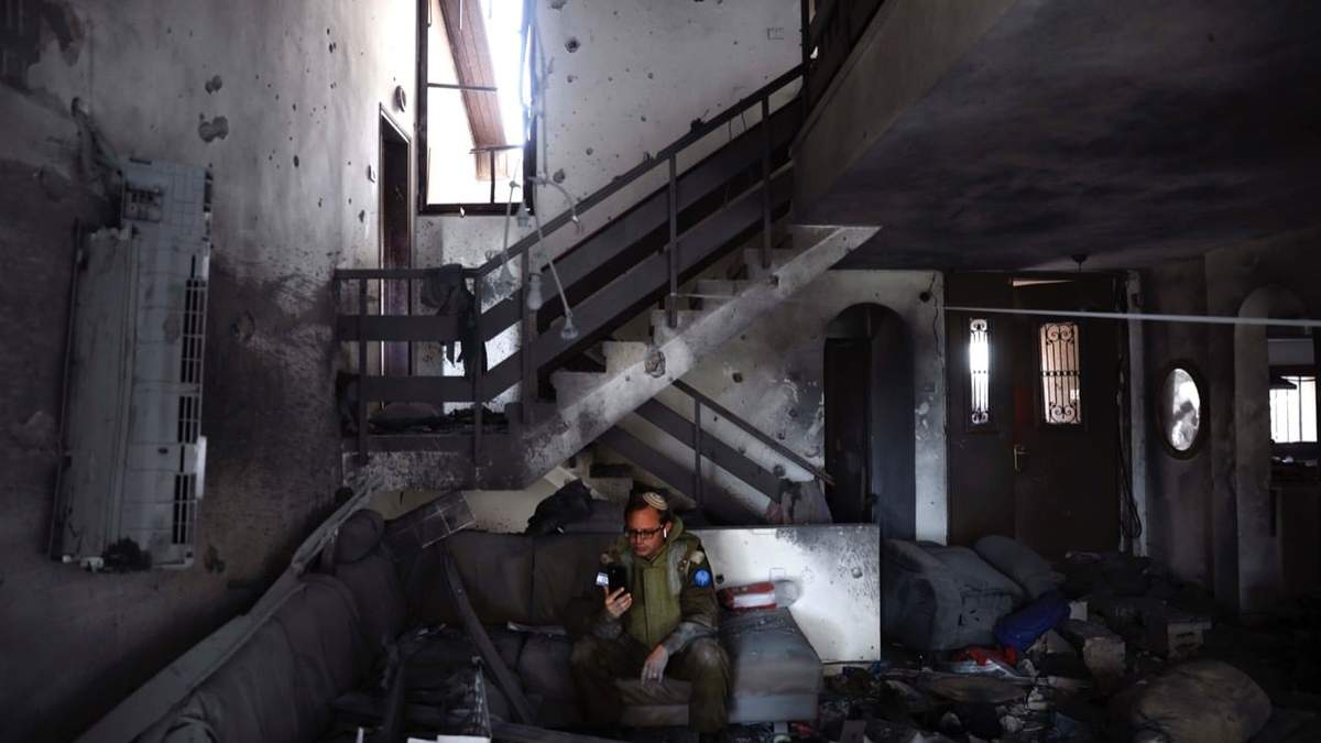 Un soldado israelí de la Unidad de Portavoces de las FDI inspecciona la casa dañada después de que fuera alcanzada por un cohete disparado desde la Franja de Gaza