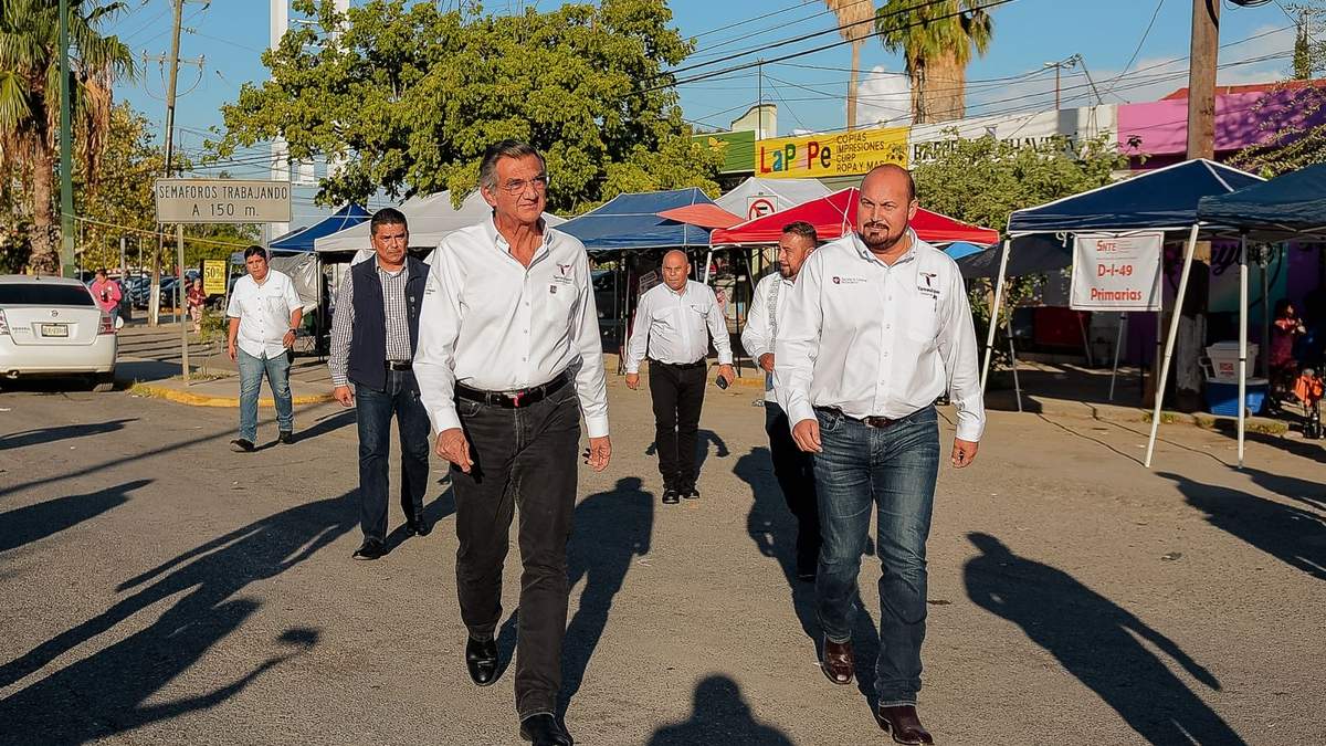 Américo acude a dialogar con las y los maestros; les pide reanudar las clases